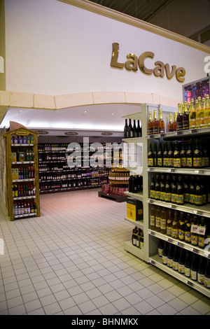 Eine Anzeige von Alkohol / alkoholischen Wein / Weine und Spirituosen zu trinken / Getränke in einem französischen Supermarkt. Frankreich. Stockfoto