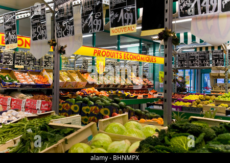 Eine Anzeige von frischem Obst und Gemüse / Lebensmittel in einem französischen Supermarkt. Frankreich. Stockfoto