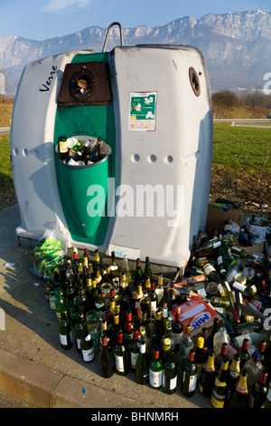 Überlaufende / voll recycling Sammlung Point- and -Flasche Bank in der Nähe von Aix-Les-Bains. Savoie (Savoyen) (Alpin) Departement Frankreichs. Stockfoto