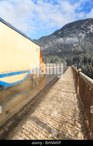 Transport LKW am Hwy 97 im Fraser Canyon über Alexandria Brücke über den Fraser River, in der Nähe von Hope, Britisch-Kolumbien Stockfoto