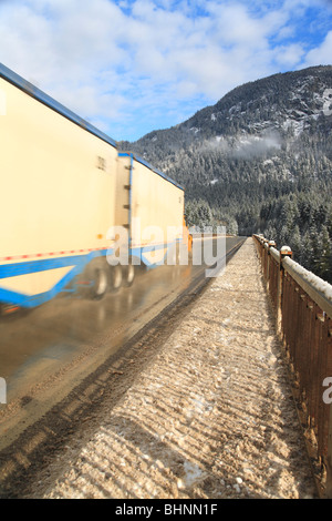 Transport LKW am Hwy 97 im Fraser Canyon über Alexandria Brücke über den Fraser River, in der Nähe von Hope, Britisch-Kolumbien Stockfoto