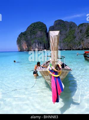 Hölzernes Fischerboot, Mahya Bay, Koh Phi Phi Le, Phi Phi Inseln, Provinz Krabi, Thailand Stockfoto