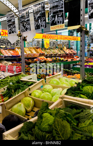 Eine Anzeige von frischem Obst und Gemüse / Lebensmittel in einem französischen Supermarkt. Frankreich. Stockfoto