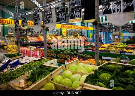 Eine Anzeige von frischem Obst und Gemüse / Lebensmittel in einem französischen Supermarkt. Frankreich. Stockfoto