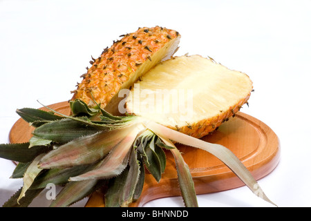 Nahaufnahme der frische Ananas schneiden in zwei Hälften auf weißem Hintergrund Stockfoto