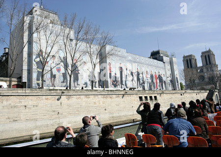 Touristen, die die Fotos von einer Sightseeing-Tour Boot am Fluss Seine in Paris, Frankreich. Stockfoto