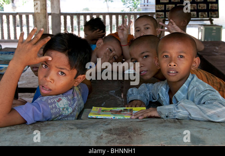 Schülerinnen und Schüler in einem Klassenzimmer in einem Waisenhaus in der Nähe von Siem Reap, Kambodscha Stockfoto