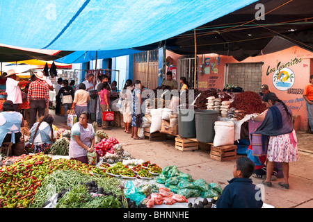 bunten Markisen Schatten reiche Displays von Frischwaren Chili & Gewürze als Käufer & Verkäufer Menge Straßen für Ocotlan Markt Stockfoto