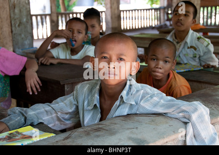 Schülerinnen und Schüler in einem Klassenzimmer in einem Waisenhaus in der Nähe von Siem Reap, Kambodscha Stockfoto