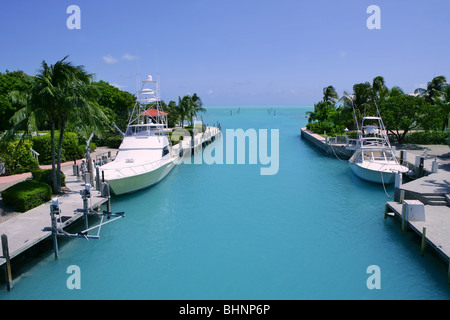 Florida Keys Angelboote/Fischerboote in Türkis tropische blaue Wasserstraße Stockfoto