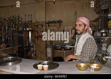 Jungen Kellner in Sisha Bar, Amman, Jordanien, Asien. Stockfoto