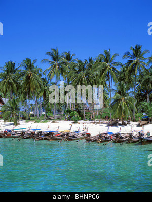 Langschwanzboote am Strand, Ko Phi-Phi Don, Phi Phi Inseln, Krabi Provinz, Thailand Stockfoto