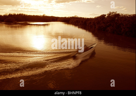 Boot Schiff Kielwasser Prop Wash Kurve auf Sonnenuntergang See Fluss Stockfoto