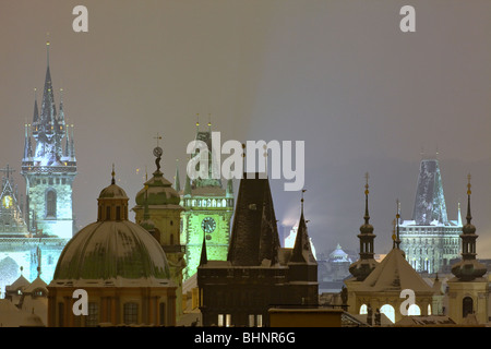 Prag - Türme der Altstadt bei starkem Schneefall Stockfoto