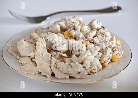 Huhn und Speck Pasta in einer Mayonnaise-Sauce auf einem weißen Teller Stockfoto