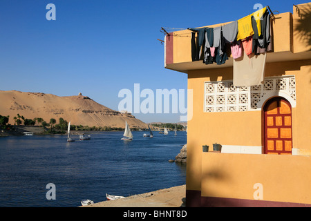 Blick vom nubischen Dorf auf Elephantine Insel am Westufer des Assuan, Ägypten Stockfoto