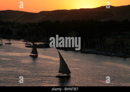 Sonnenuntergang über den Nil und Elephantine Island in Assuan, Ägypten Stockfoto