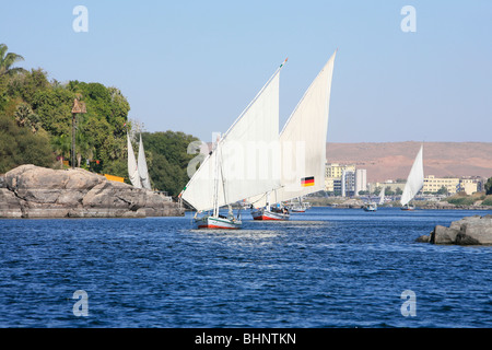 Verschiedenen Feluken voller Touristen Segeln bis Kitcheners Insel Elephantine Island in Assuan, Ägypten Stockfoto