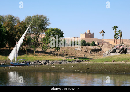 Feluke Segeln vorbei an das Mausoleum des Aga Khan in Assuan, Ägypten Stockfoto