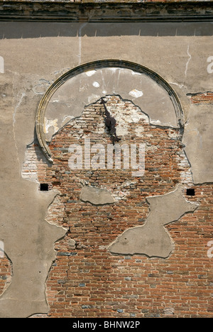 Eine Uhr an einer panieren Wand gesetzt um 5 Minuten vor Mittag in der Stadt Villa Saletta in der Toskana Stockfoto