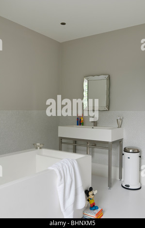 Einfache moderne Badezimmer mit Waschbecken und Badewanne Stockfoto