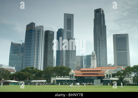 Singapore Cricket Club mit Geschäftsviertel hinter Singapur Stockfoto