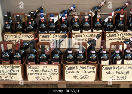 Wein zum Verkauf in der toskanischen Stadt von Montaione, Italien Stockfoto