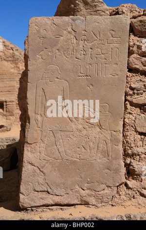 Stele am Eingang der Gräber der Adligen auf dem Westufer des Assuan, Ägypten Stockfoto