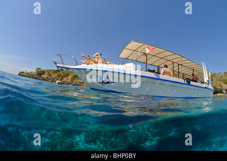 Split Level Bild von Tauchboot in tropischen Meer, Nationalpark Menjangan, Bali, Indonesien, Indo-Pazifik Stockfoto