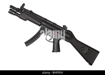 Waffe-Serie. MP5 - moderne Maschinenpistole mit taktischen Flashligt. Seitenansicht. Isoliert auf weißem Hintergrund. Stockfoto