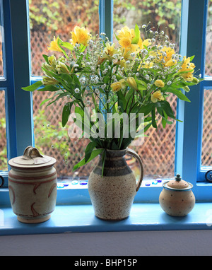 Lilien in Vase auf Fensterbank 3 Stockfoto