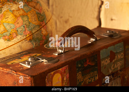 alte Bezeichnung Antik Koffer neben Globus Stockfoto