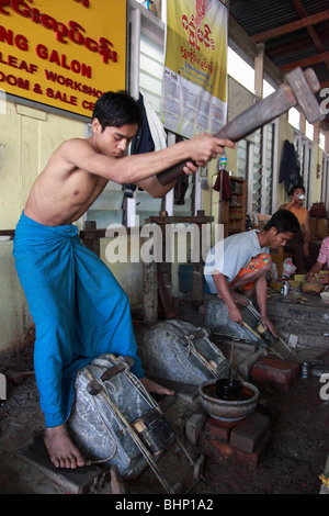 Myanmar, Burma, Mandalay, Blattgold Entscheidungsträger, Handwerk Stockfoto