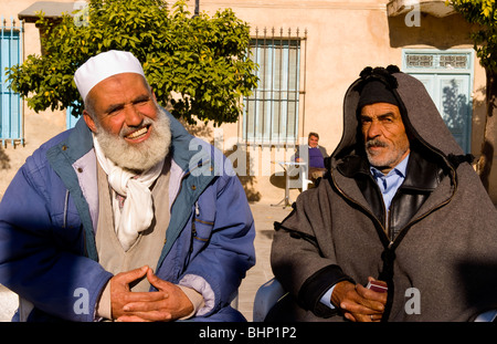 Testour in Tunesien Afrika Porträt des alten muslimischen Männern in native Kleid Stockfoto