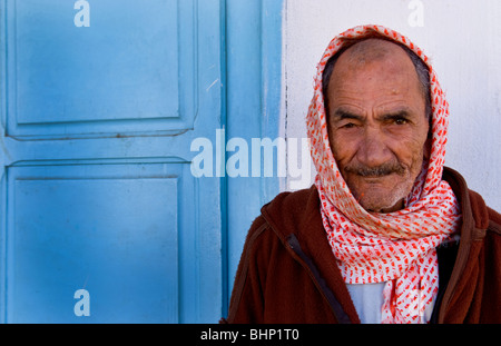 Testour in Tunesien Afrika Porträt des alten muslimischen Mann in native Kleid und turban Stockfoto