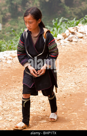 Schwarze h ' Mong tribal Mädchen aus den umliegenden Hilltribe-Dörfern von Sapa, Vietnam Stockfoto