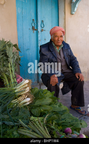 Testour in Tunesien Afrika Porträt des alten muslimischen Mann in native Kleid und turban Stockfoto