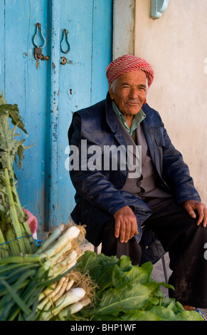 Testour in Tunesien Afrika Porträt des alten muslimischen Mann in native Kleid und turban Stockfoto