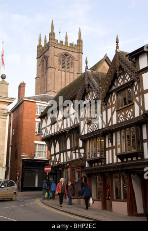 Broad Street, Ludlow, mit St. Laurence Kirche im Hintergrund. Stockfoto