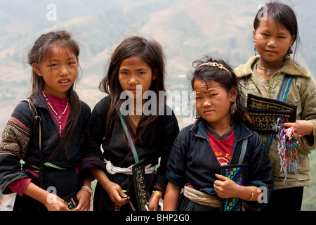 Schwarze h ' Mong-Mädchen aus den Dörfern rund um das Bergvolk Stadt von Sapa in Nord-Vietnam. Stockfoto