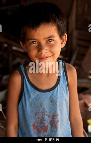 Porträt einer laotischen Bursche aus Thakek in Laos. Stockfoto