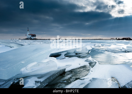 Schelfeis und Leuchtturm in Marken ein kleines Dorf in der Nähe von Amsterdam Niederlande Stockfoto