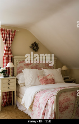 Ferienhaus Schlafzimmer mit Bett in Toile De Jouy und aufgegebenen Vorhänge Stockfoto