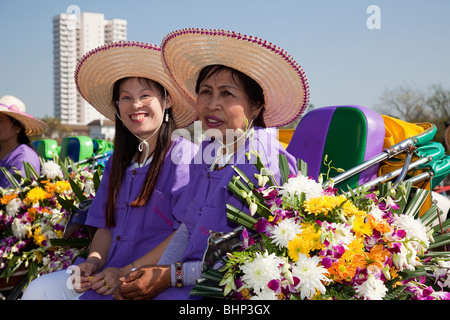 Blumenschau, antike und moderne Floristik bunt dekoriert mit Blumen, Umzug mit Wagen mit bunten Blumen; 34 Chiang Mai Flower Festival. Stockfoto