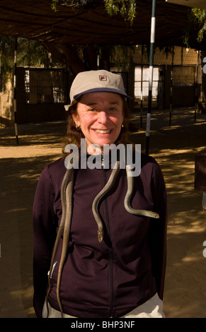 Touristen mit Schlangen im berühmten Sahara Zoo in Tozeur Tunesien Afrika Stockfoto