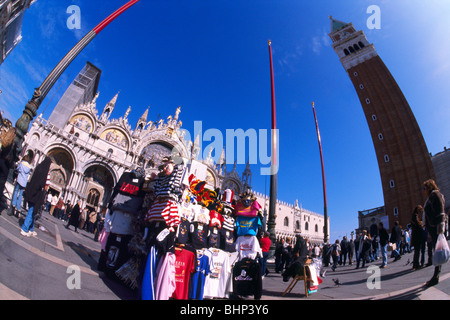 Venedig, März 2008 - Fisheye Blick auf St. Mark's Basilika und den Glockenturm Campanile in Venedig. Stockfoto