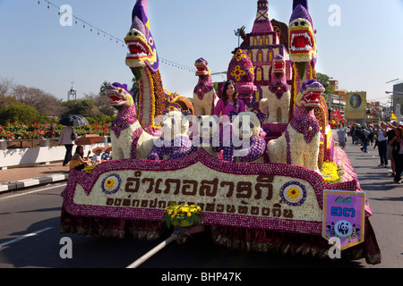 Chiangmai Blumenarstellung, alte und moderne Blumenkunst, täglich dekoriert, Parade von Schwielen mit bunten Blumen; Chiang Mai, Thailand Stockfoto