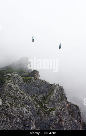 Seilbahnen, verschwindet des Nebels am "Fuente De' [Picos de Europa] Asturien Spanien Stockfoto