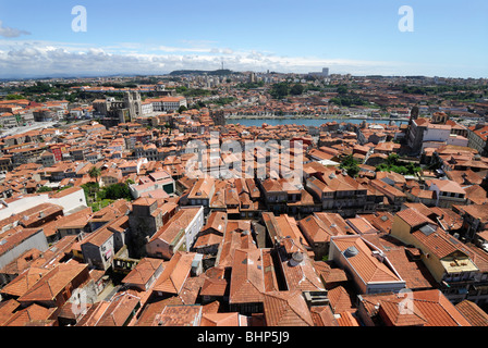 Porto. Portugal. Blick über Terrakotta-Dächer. Stockfoto