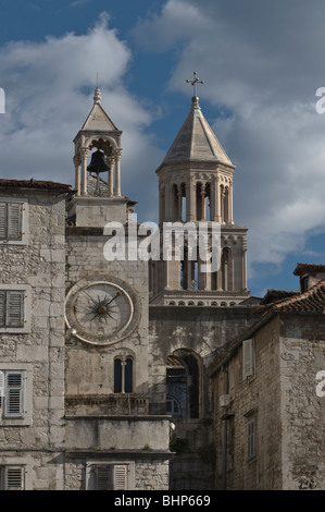 Der Uhrturm über dem Eisentor und Glockenturm Turm von St. Domnius Kathedrale in Split Stockfoto